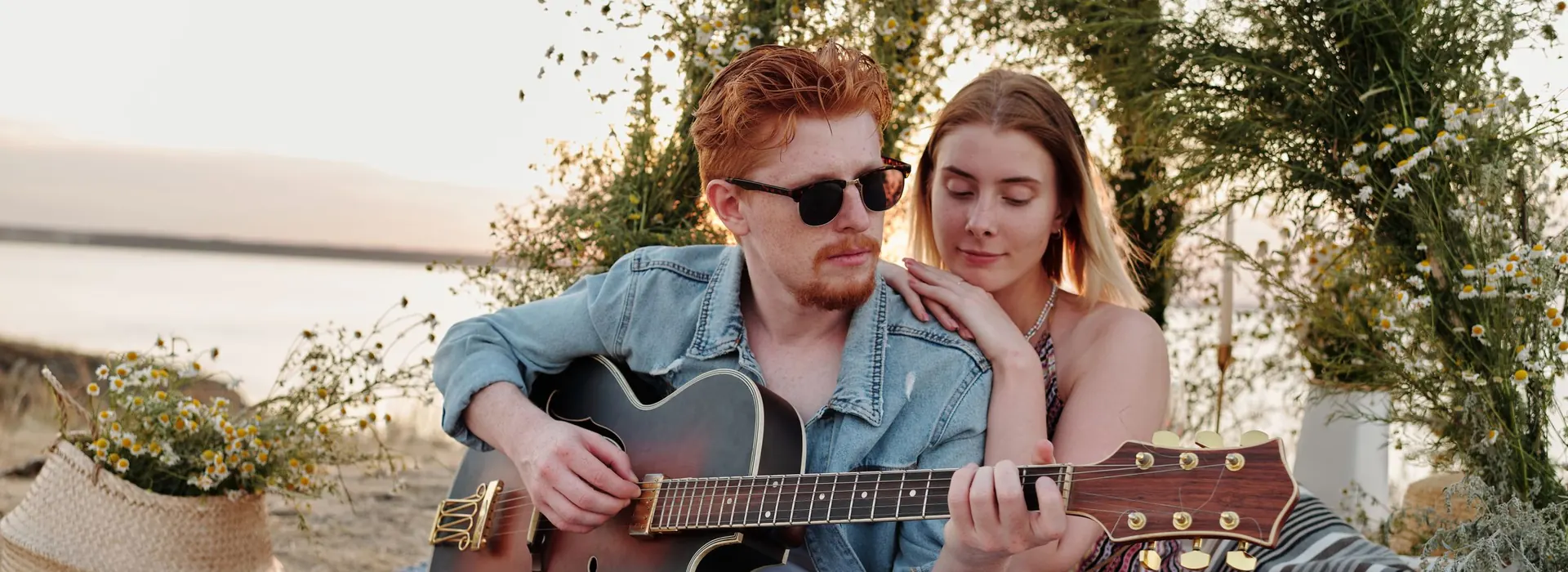 Une guitare acoustique en voyage, sur la route