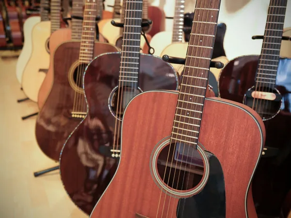 Guitares acoustiques accrochées côte à côte