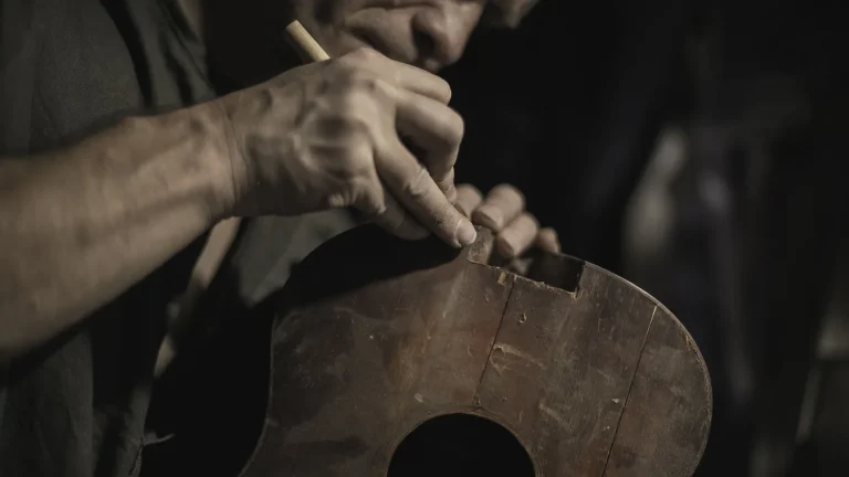 Réparer une fissure sur la table d’une guitare acoustique