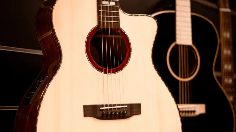 Lowden ou Lakewood : quelle guitare acoustique choisir