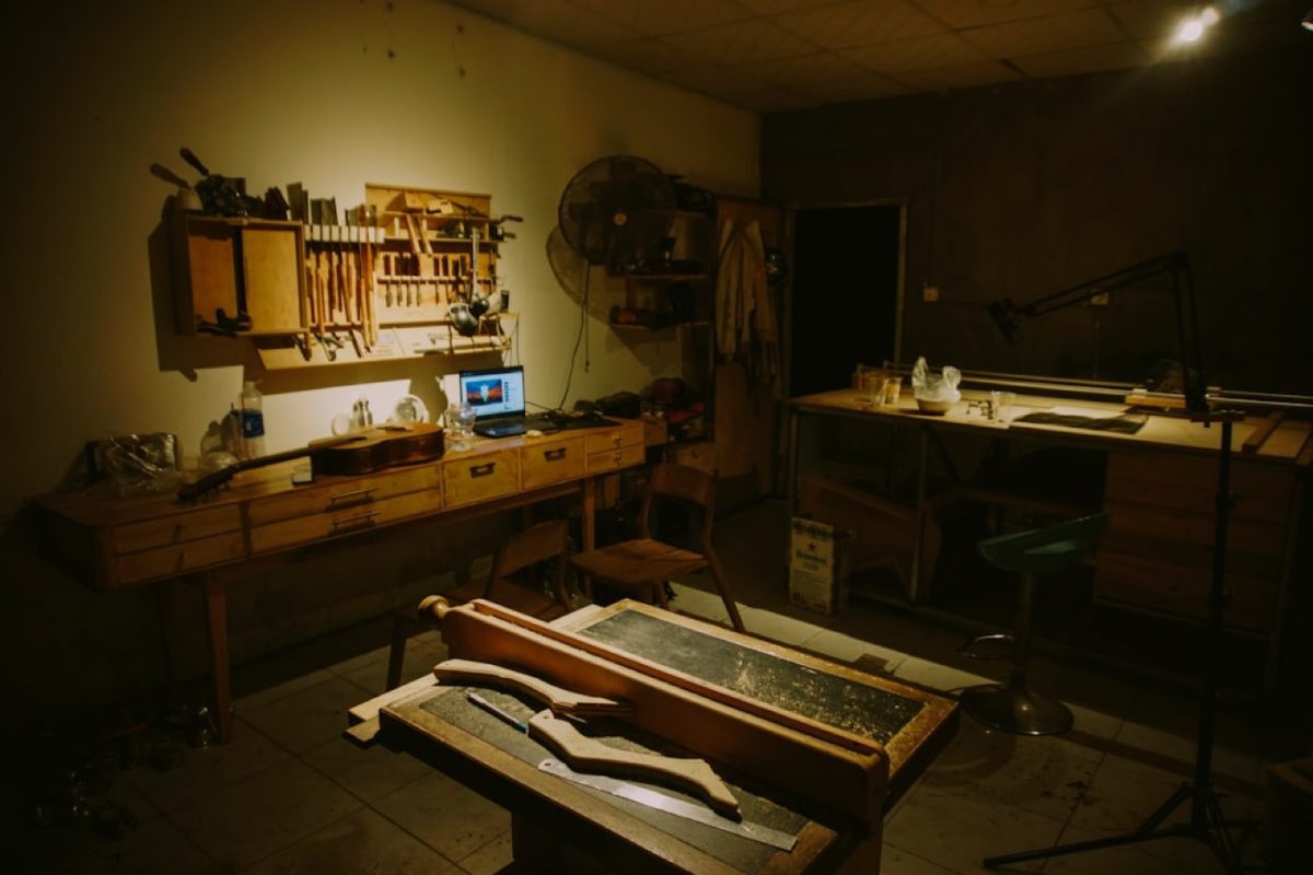 Atelier lutherie : réparer une fissure sur la table d'une guitare