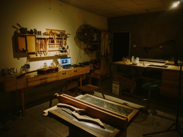 Atelier lutherie : réparer une fissure sur la table d&rsquo;une guitare