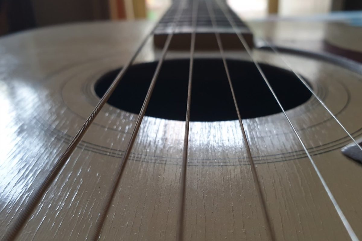 Comment le voilement du barrage influence le son d'une guitare