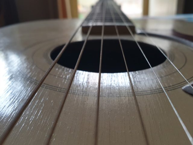 Comment le voilement du barrage influence le son d&rsquo;une guitare