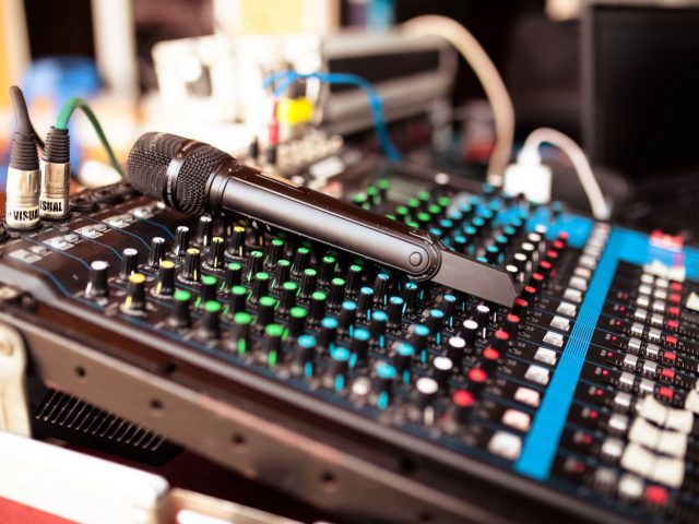 Choisir une guitare électro-acoustique pour la scène