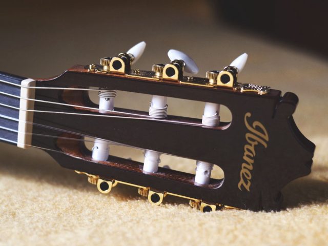 Lowden ou Lakewood : quelle guitare acoustique choisir