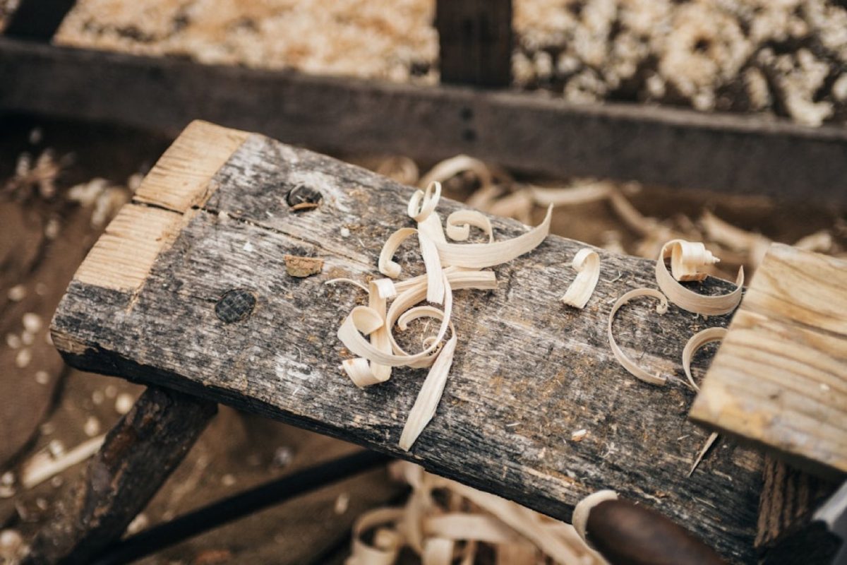 Portrait d'un luthier de guitare acoustique et atelier
