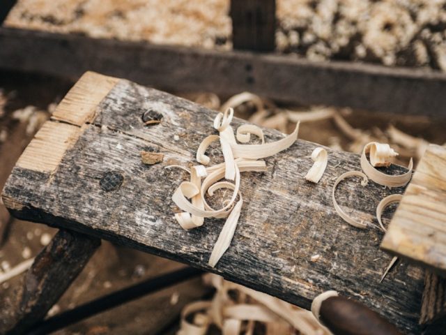 Portrait d’un luthier de guitare acoustique et atelier