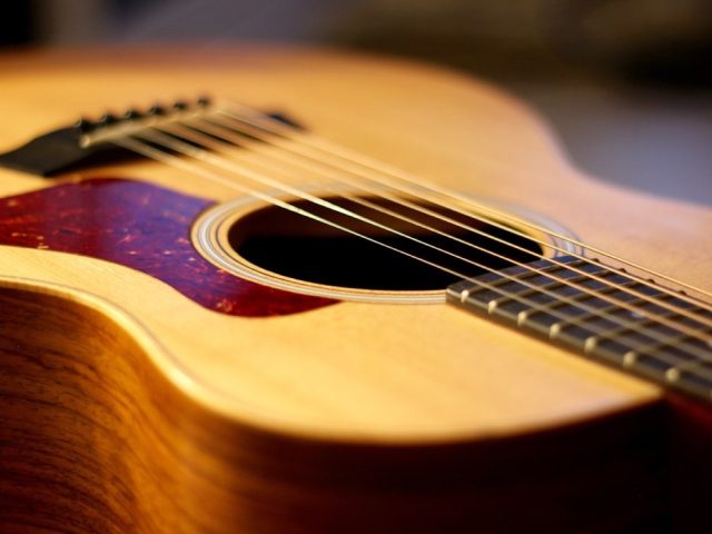 Réglage de l&rsquo;action et de l&rsquo;intonation d&rsquo;une guitare acoustique