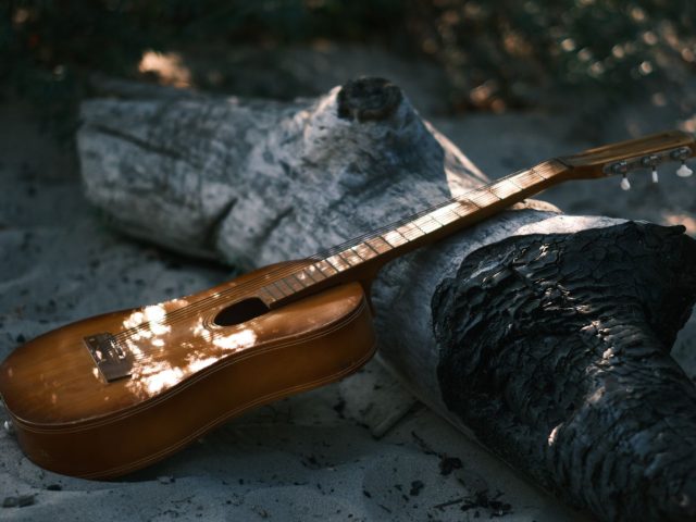 Où dénicher de bonnes affaires sur du matériel de musique lors de vos voyages ?