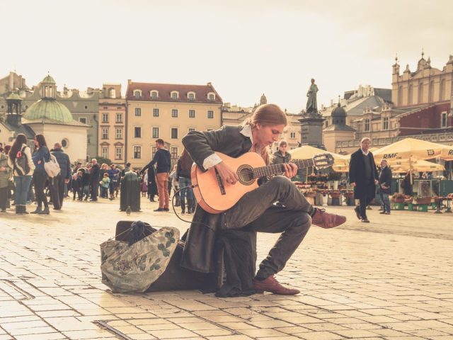 Bois massif ou contreplaqué pour guitare acoustique