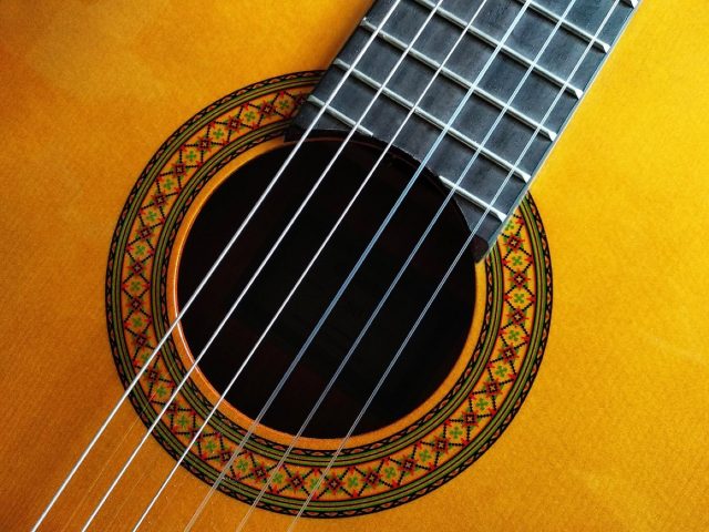 Épicéa ou cèdre : quel bois pour la table d&rsquo;une guitare