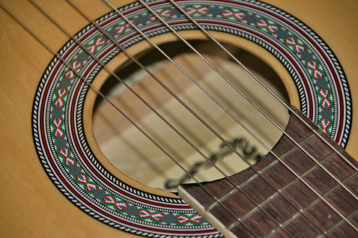 Meilleures cordes pour guitare acoustique : guide et critères