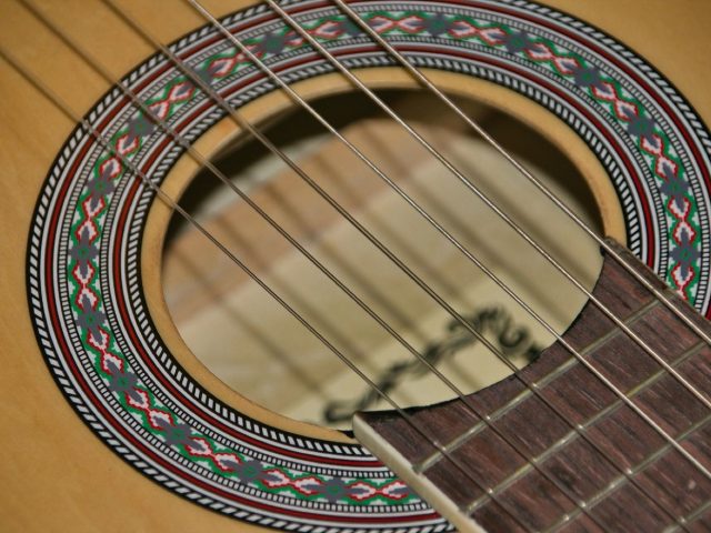 Meilleures cordes pour guitare acoustique : guide et critères