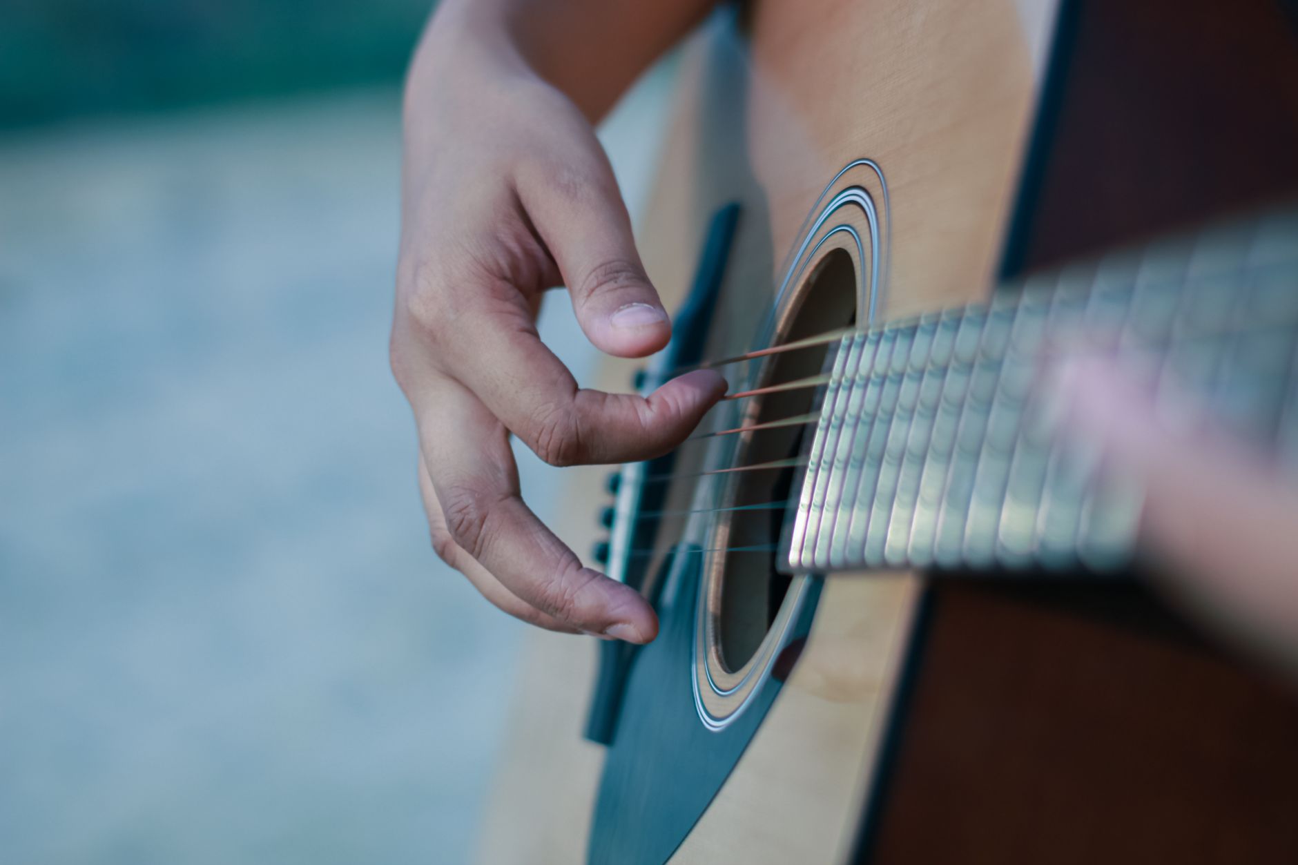 Parlor et small-body pour le fingerstyle : guide de choix