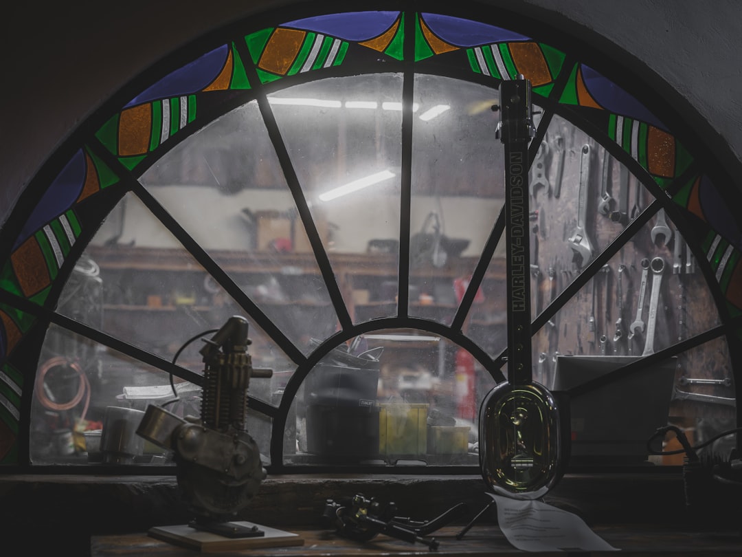 Portrait d'un luthier de guitare acoustique et atelier