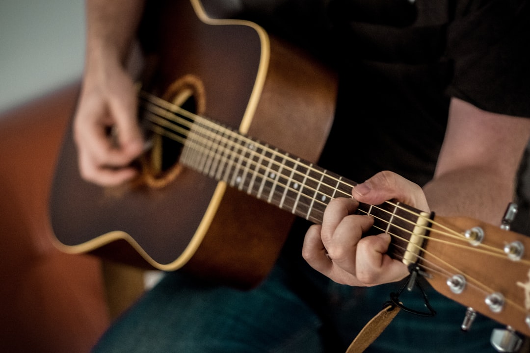 Réglage de l’action et de l’intonation d’une guitare acoustique
