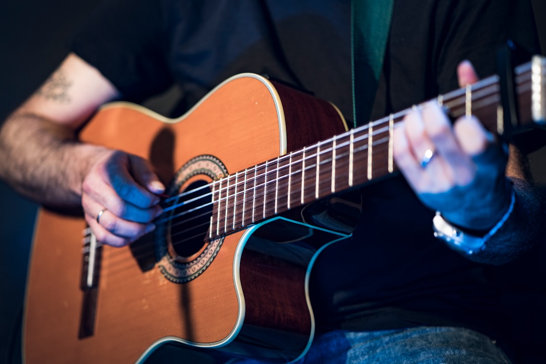 Réglage de l'action et de l'intonation d'une guitare acoustique