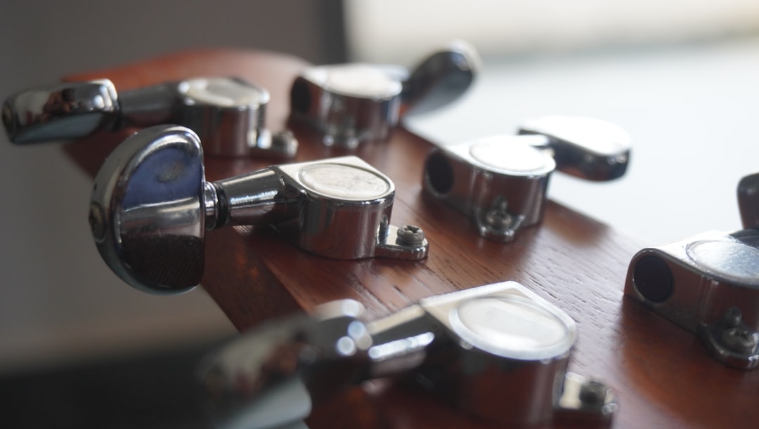 Bois massif ou contreplaqué pour guitare acoustique