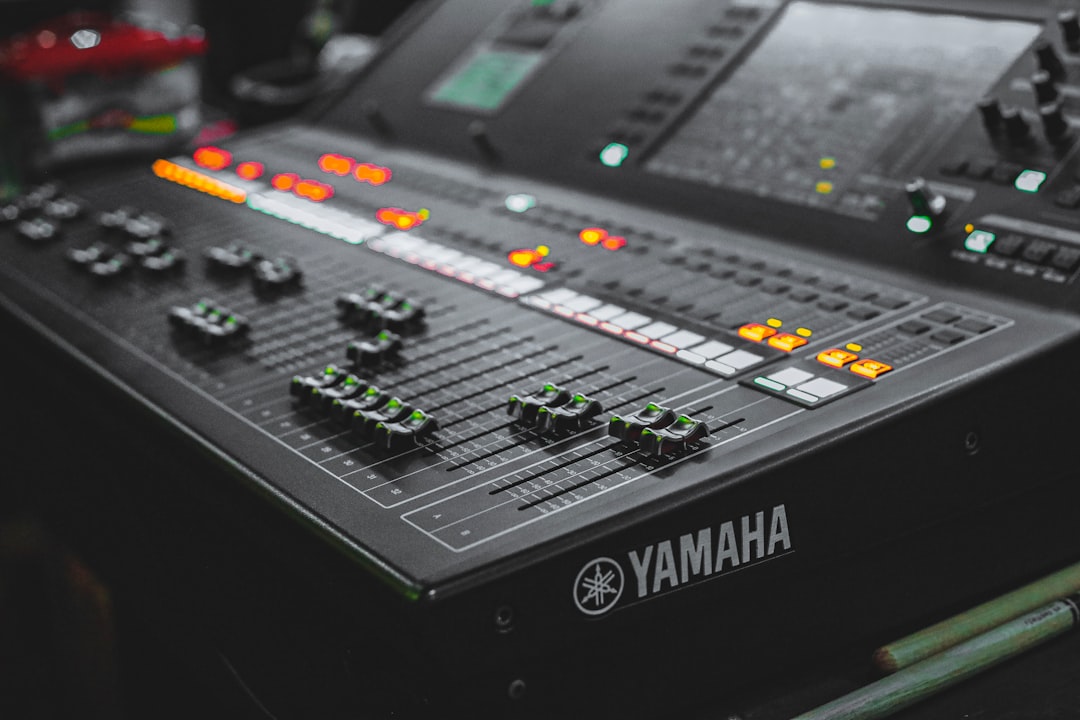 Yamaha ou Fender : quelle guitare acoustique pour débutant ?