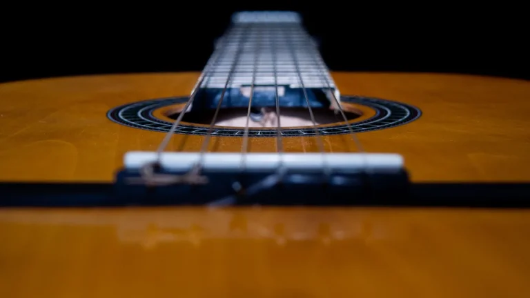 Réglage de l’action et de l’intonation d’une guitare acoustique