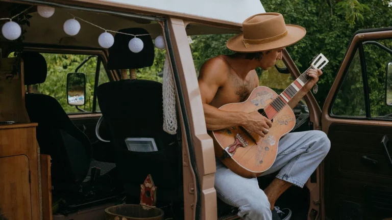 Maintenir l’accordage et protéger sa guitare acoustique en tournée