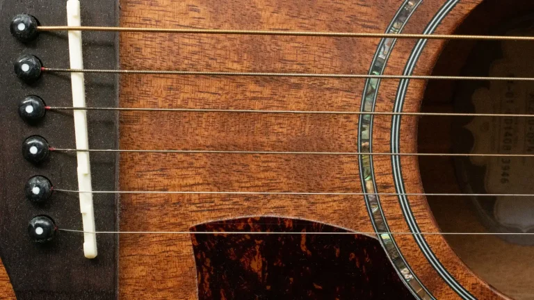 Bois massif ou contreplaqué pour guitare acoustique