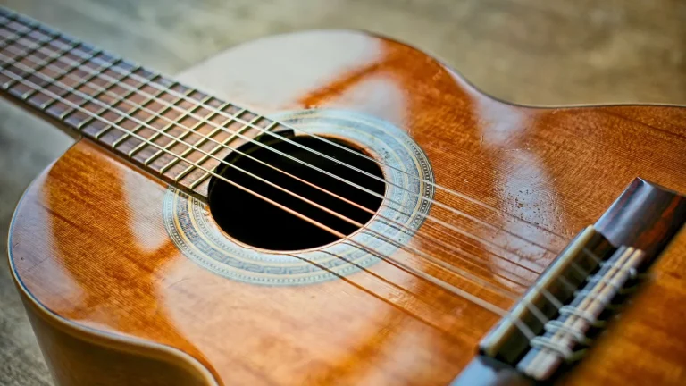 Épicéa ou cèdre : quel bois pour la table d’une guitare