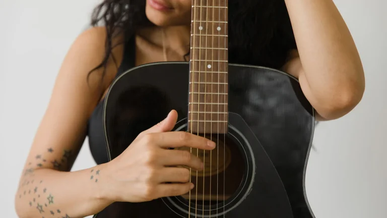 Yamaha ou Fender : quelle guitare acoustique pour débutant ?