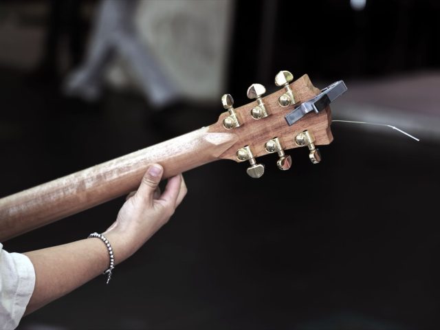 Yamaha ou Fender : quelle guitare acoustique pour débutant ?