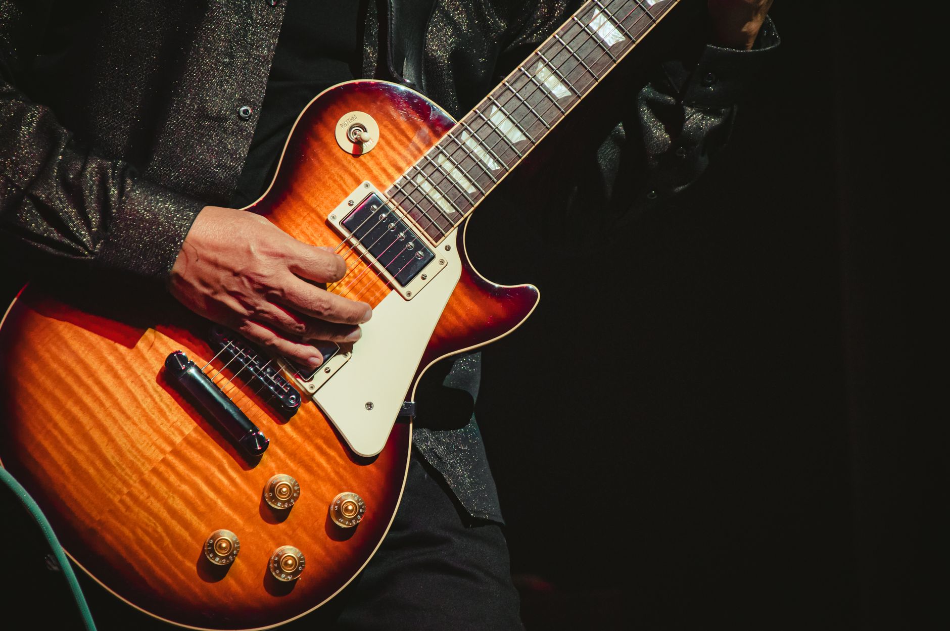 Les meilleurs accessoires pour guitare acoustique : comment choisir ?