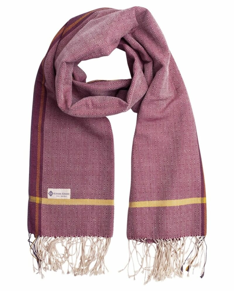 Krama rose bordeaux noué en écharpe à franges torsadées et liseré jaune
