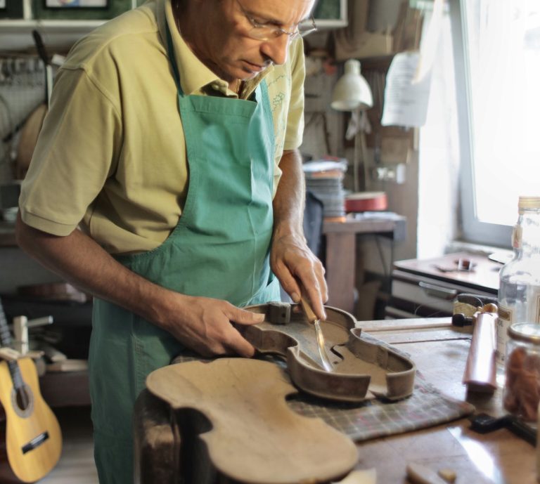 Luthiers d&rsquo;exception : Pionniers de la lutherie moderne