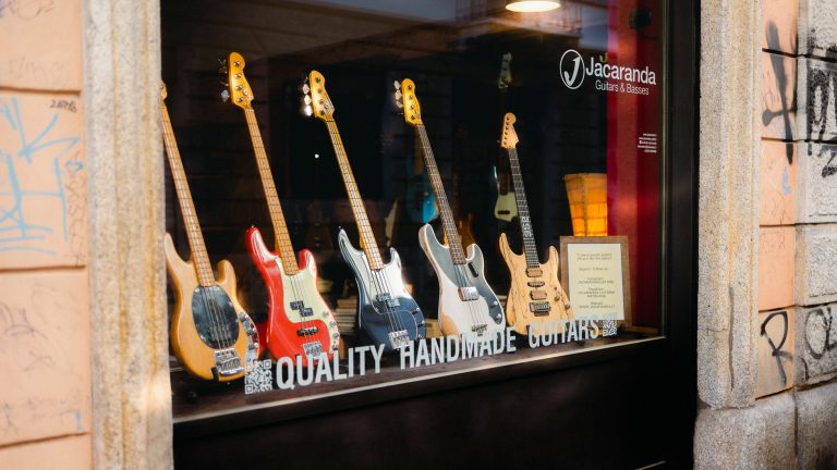 Entretenir votre guitare acoustique : les erreurs à éviter
