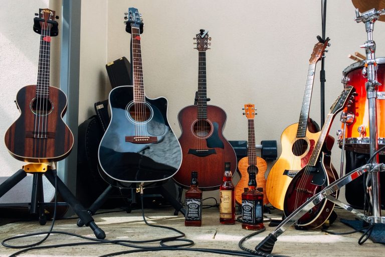 Nettoyer votre guitare acoustique : les erreurs à éviter pour préserver votre instrument