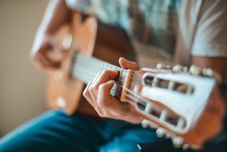 Les meilleurs accessoires pour guitare acoustique : comment choisir ?