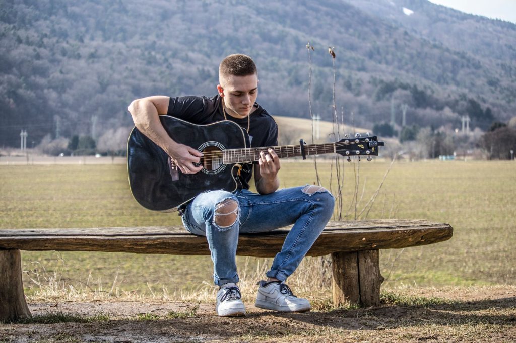 Bois de guitare acoustique : quel matériau choisir pour quel son ?