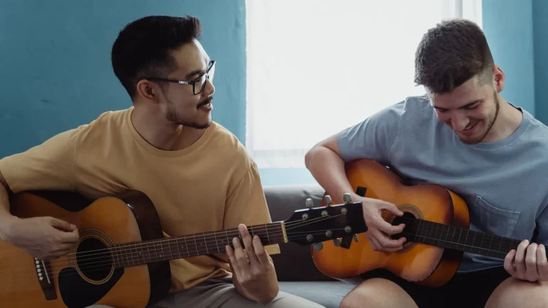 Débuter la guitare à l’âge adulte : par où commencer