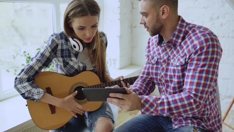 Cours de guitare pour adulte : professeur, appli ou seul ?
