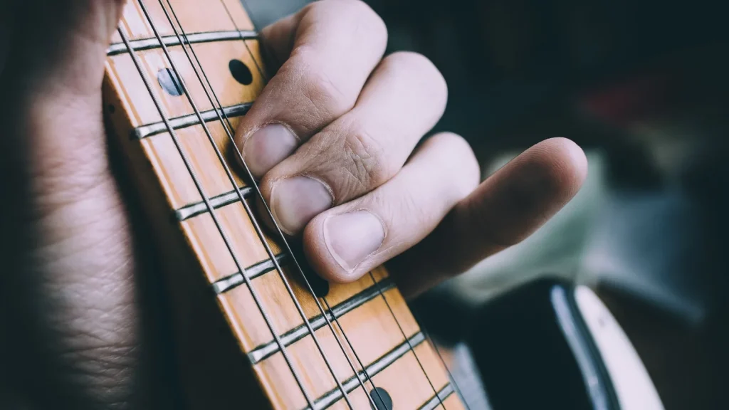 Mal aux doigts en débutant la guitare : normal ou à régler ?