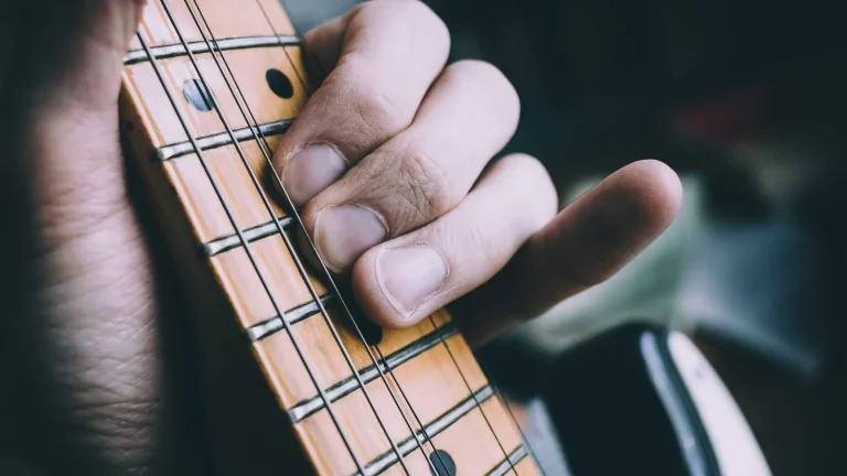 Mal aux doigts en débutant la guitare : normal ou à régler ?
