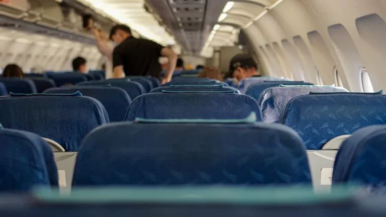 Prendre l’avion avec sa guitare acoustique : cabine ou soute ?